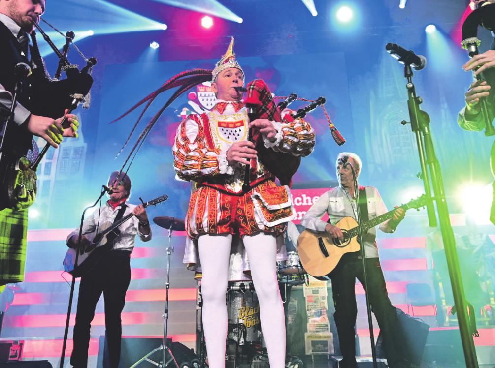 Die Bläck Föössauf großer Bühne mit dem Dudelsack begleiten – unbezahlbar. Prinz Karneval Christian II. lebt derzeit seinen Traum. Foto: Festkomitee Kölner Karneval Die Bläck Föössauf großer Bühne mit dem Dudelsack begleiten – unbezahlbar. Prinz Karneval Christian II. lebt derzeit seinen Traum. Foto: Festkomitee Kölner Karneval
