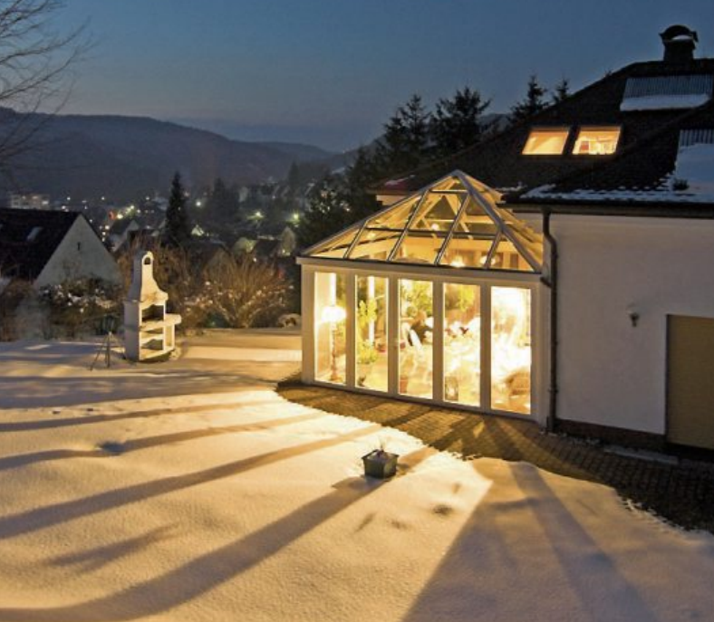 Im Winter ist der Wohnwintergarten ein echter Hingucker. Bild: djd/Sonne-am-Haus.de Im Winter ist der Wohnwintergarten ein echter Hingucker. Bild: djd/Sonne-am-Haus.de