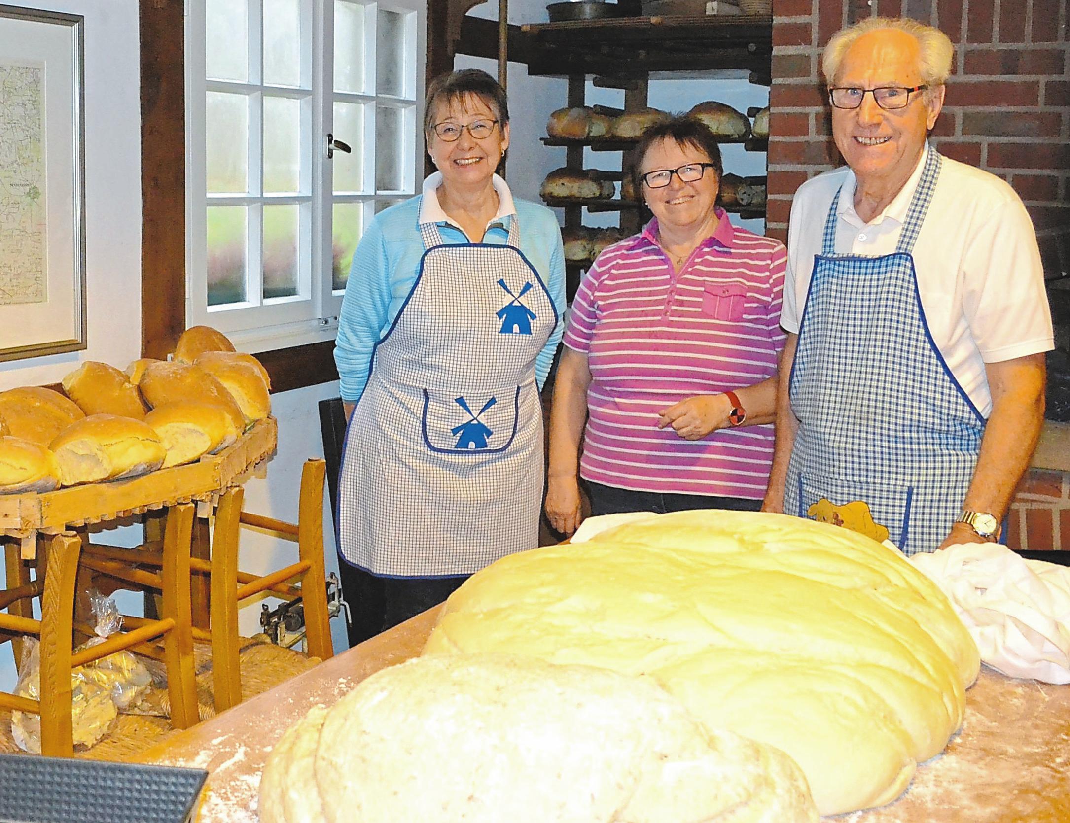 Theo Schemmelmann präsentiert das neue anthrazitfarbene Geschirrtuch mit der Aufschrift „Heimatverein Rinkerode“ (li.). Und im Backhaus wird es am Wochenende wieder nach frischem Brot duften. Fotos: -bim- Theo Schemmelmann präsentiert das neue anthrazitfarbene Geschirrtuch mit der Aufschrift „Heimatverein Rinkerode“ (li.). Und im Backhaus wird es am Wochenende wieder nach frischem Brot duften. Fotos: -bim-