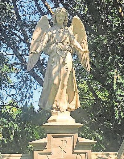 Vielen Trauernden hilft es, wenn sie sich auf dem Friedhof an die Verstorbenen erinnern. Vielen Trauernden hilft es, wenn sie sich auf dem Friedhof an die Verstorbenen erinnern.