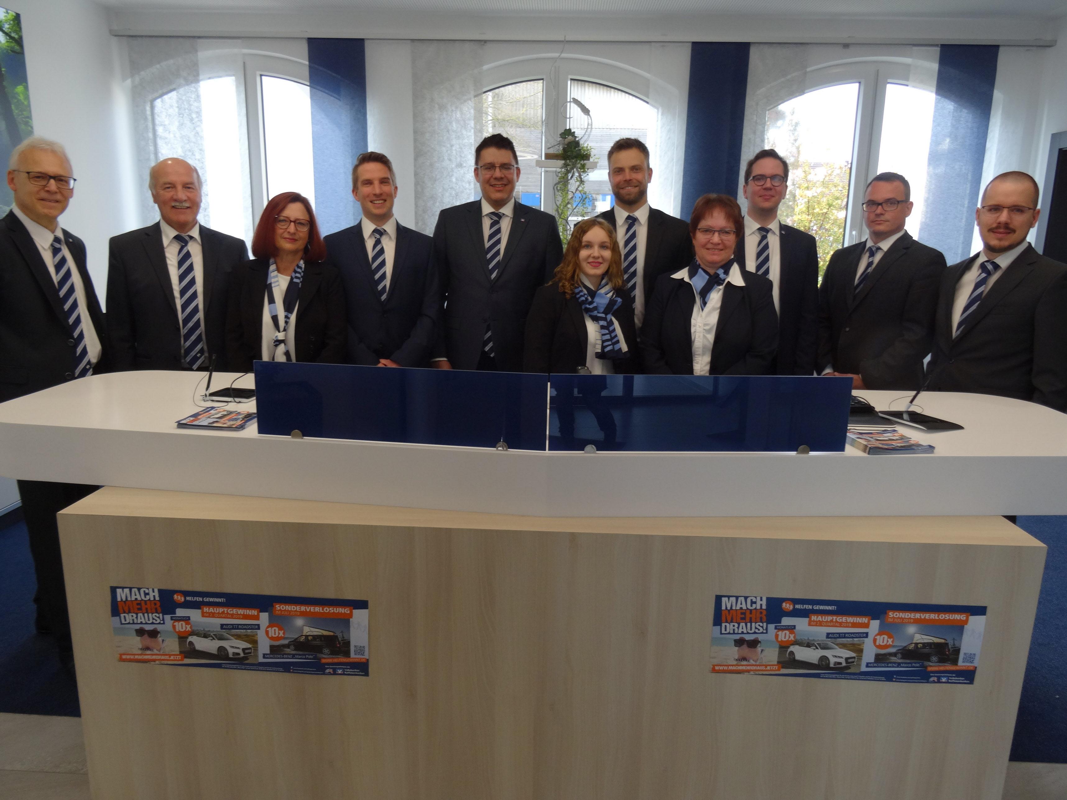 Freuen sich auf die Arbeit in den neugestalteten Räumen: Die 13 Mitarbeiterinnen und Mitarbeiter in Langenmosen. Foto: enf Freuen sich auf die Arbeit in den neugestalteten Räumen: Die 13 Mitarbeiterinnen und Mitarbeiter in Langenmosen. Foto: enf