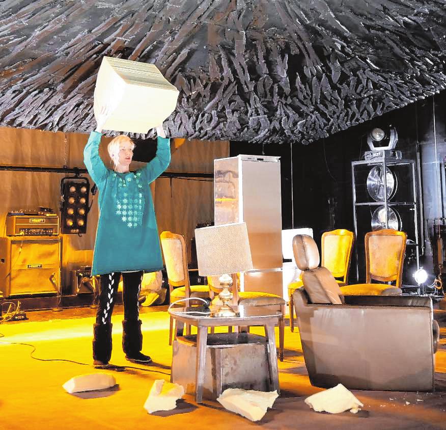 Sandra Hüller ist derzeit noch in zwei weiteren Produktionen am Schauspielhaus Bochum zu sehen: „Hydra“... Sandra Hüller ist derzeit noch in zwei weiteren Produktionen am Schauspielhaus Bochum zu sehen: „Hydra“...