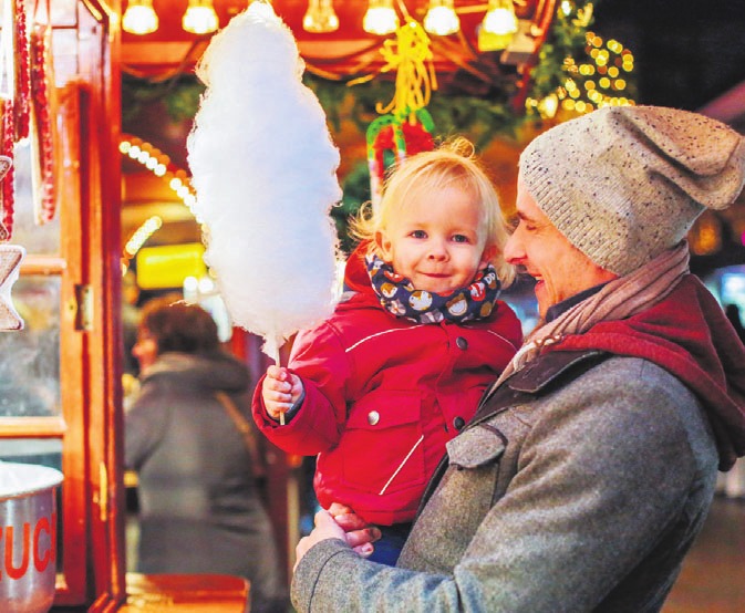 Mit Leckereien wie Zuckerwatte oder kandierten Mandeln Kindern ein Lächeln entlocken. Foto: WMG Mit Leckereien wie Zuckerwatte oder kandierten Mandeln Kindern ein Lächeln entlocken. Foto: WMG