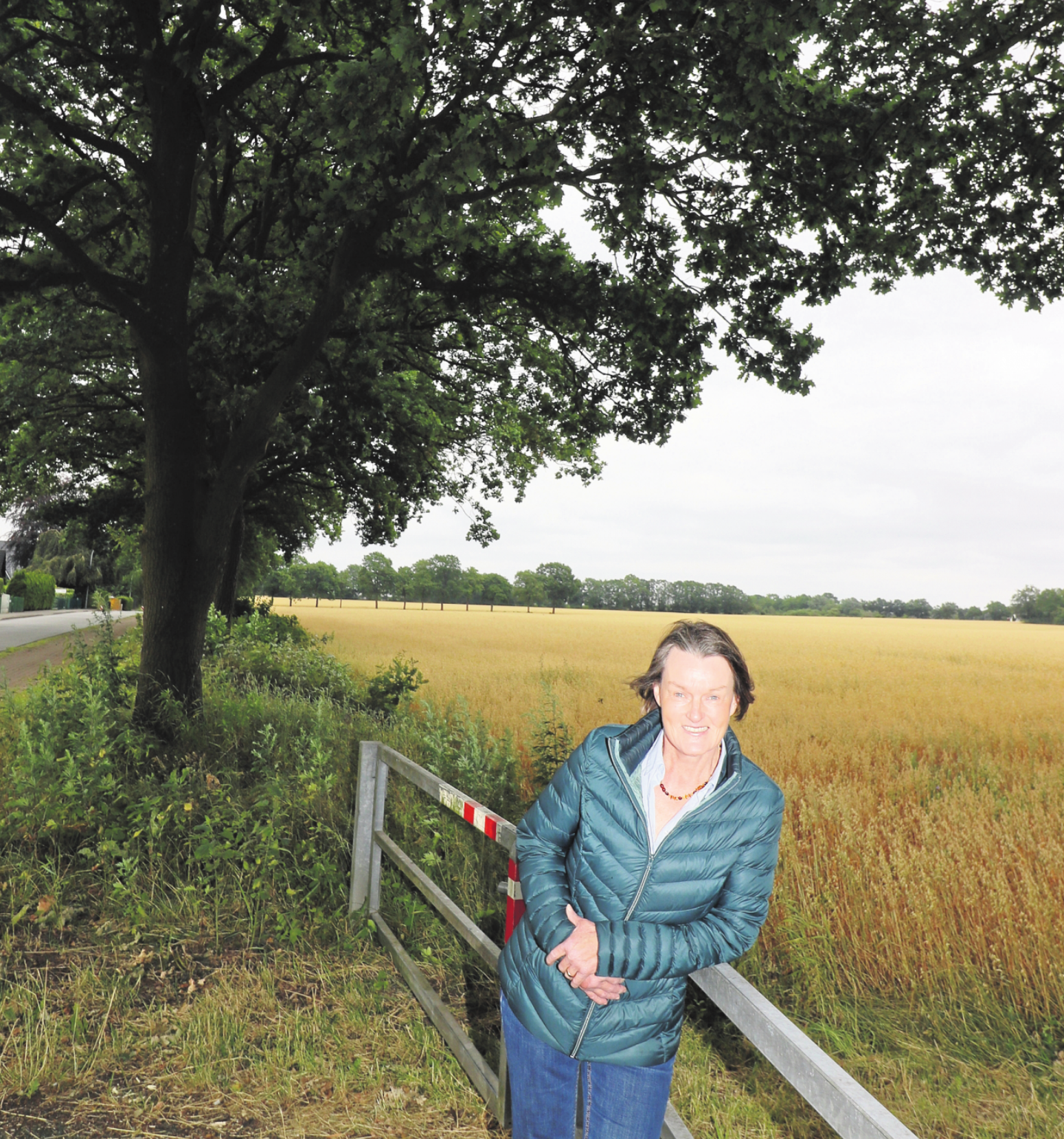 Fachplanerin Kerstin Zacher an der Fläche, auf der das Baugebiet Grüne Heyde mit viel Grün entstehen soll. FOTO: SCHICK Fachplanerin Kerstin Zacher an der Fläche, auf der das Baugebiet Grüne Heyde mit viel Grün entstehen soll. FOTO: SCHICK