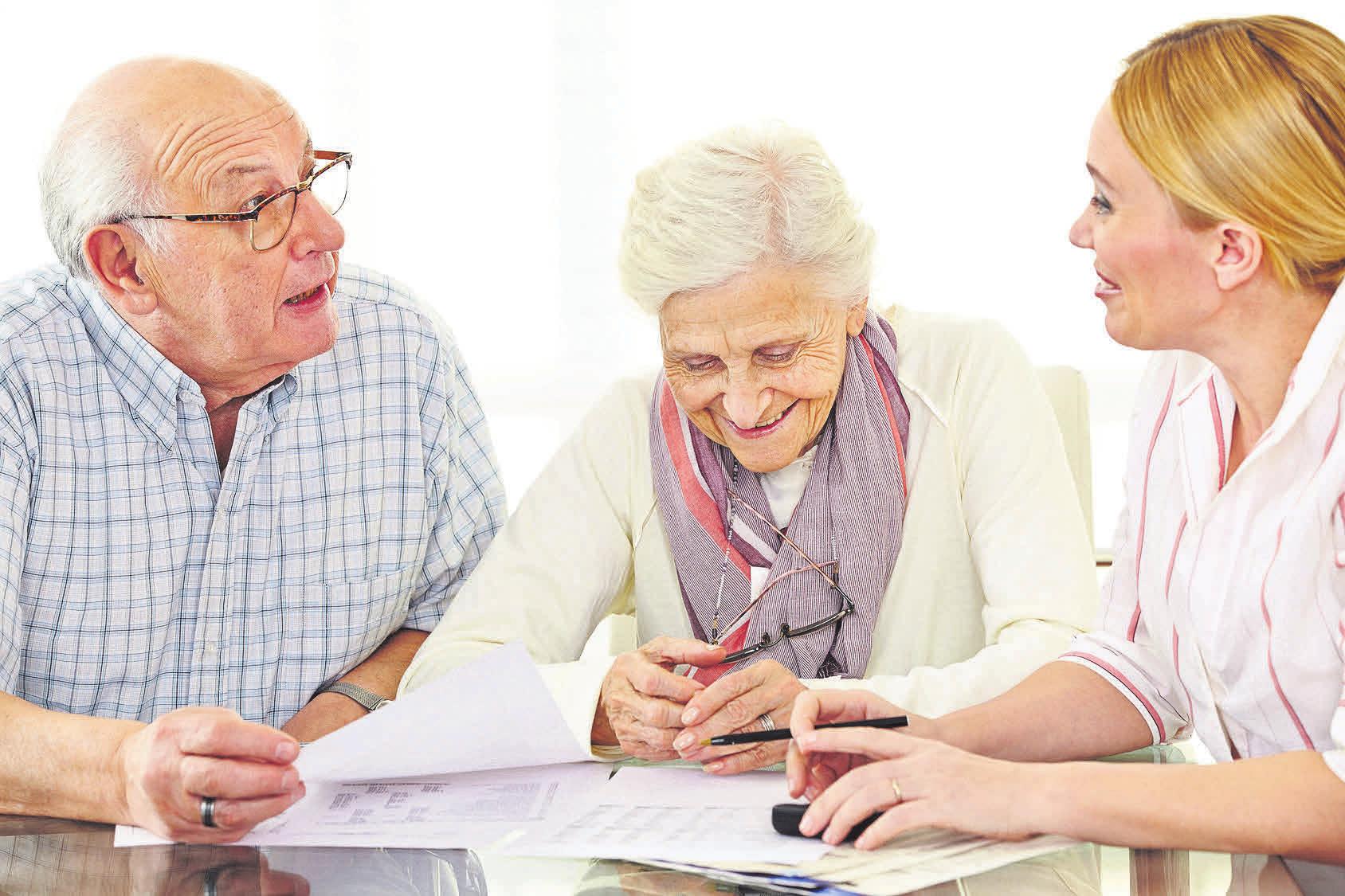 Rundum abgesichert sein: Pflegevorsorgeversicherungen werden von vielen Versicherungen angeboten. FOTO: ROBERT KNESCHKE - FOTOLIA Rundum abgesichert sein: Pflegevorsorgeversicherungen werden von vielen Versicherungen angeboten. FOTO: ROBERT KNESCHKE - FOTOLIA