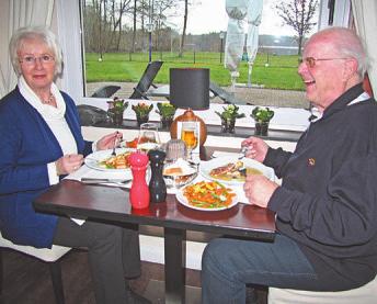 Ehepaar Ursula und Friedrich Kausch aus Ahrensburg lassen sich gern im Piccolino verwöhnen Foto: Frauke Pöhlsen