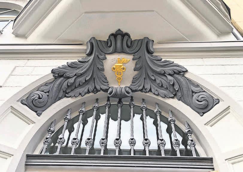 Über dem Portal: Für die Verzierung kommt Echtgold zum Einsatz. Über dem Portal: Für die Verzierung kommt Echtgold zum Einsatz.