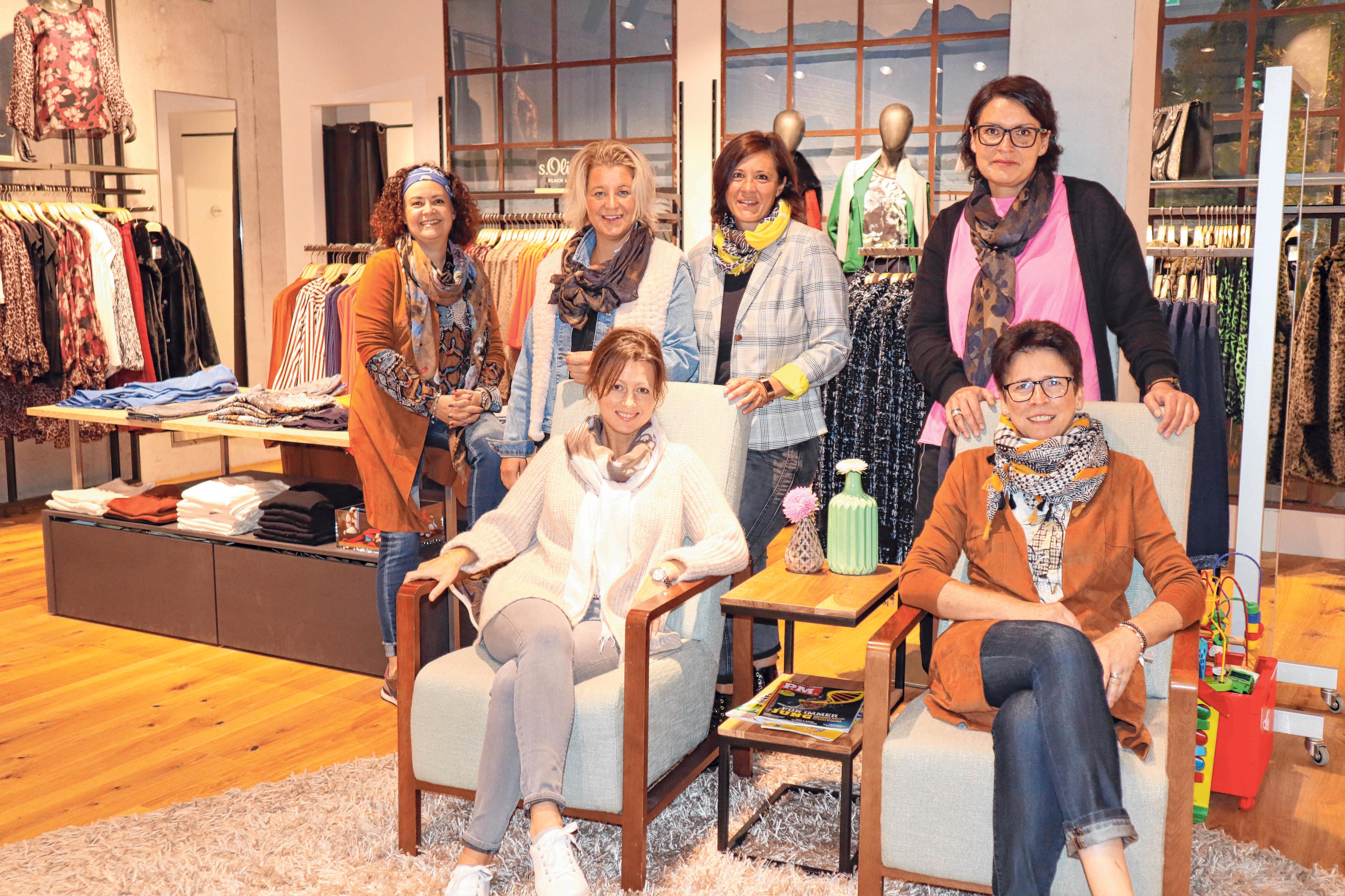 Die Modeberaterinnen Manuela Fischer, Andrea Haller, Tatjana Fischer, Anke Aubele (stehend), Helena Becker und Rosula Gerum (sitzend, jeweils v.l.n.r) freuen sich auf ihre Kunden. FOTO: EKO Die Modeberaterinnen Manuela Fischer, Andrea Haller, Tatjana Fischer, Anke Aubele (stehend), Helena Becker und Rosula Gerum (sitzend, jeweils v.l.n.r) freuen sich auf ihre Kunden. FOTO: EKO