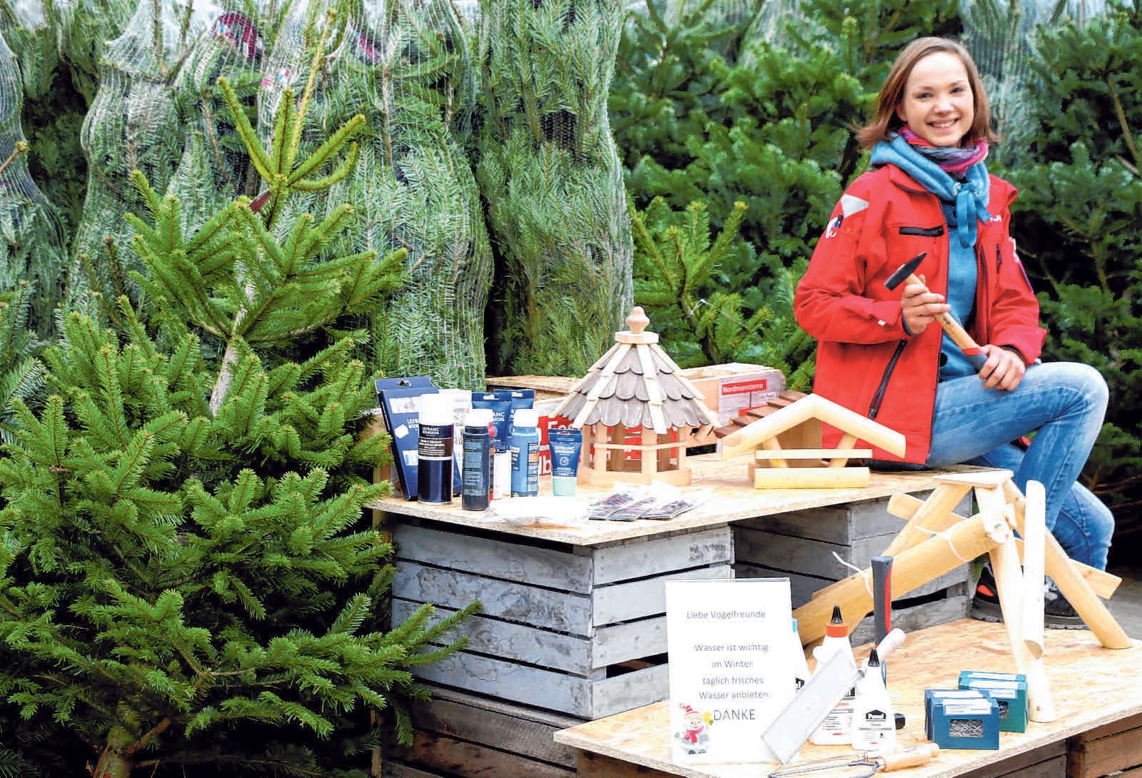 Alvina Speer vom Bad Saulgauer Toom-Baumarkt und ihre Kollegen geben gerne auch Tipps, wie man ein Futterhäuschen für Vögel richtig zusammenbaut. FOTO: NICOLE FRICK Alvina Speer vom Bad Saulgauer Toom-Baumarkt und ihre Kollegen geben gerne auch Tipps, wie man ein Futterhäuschen für Vögel richtig zusammenbaut. FOTO: NICOLE FRICK