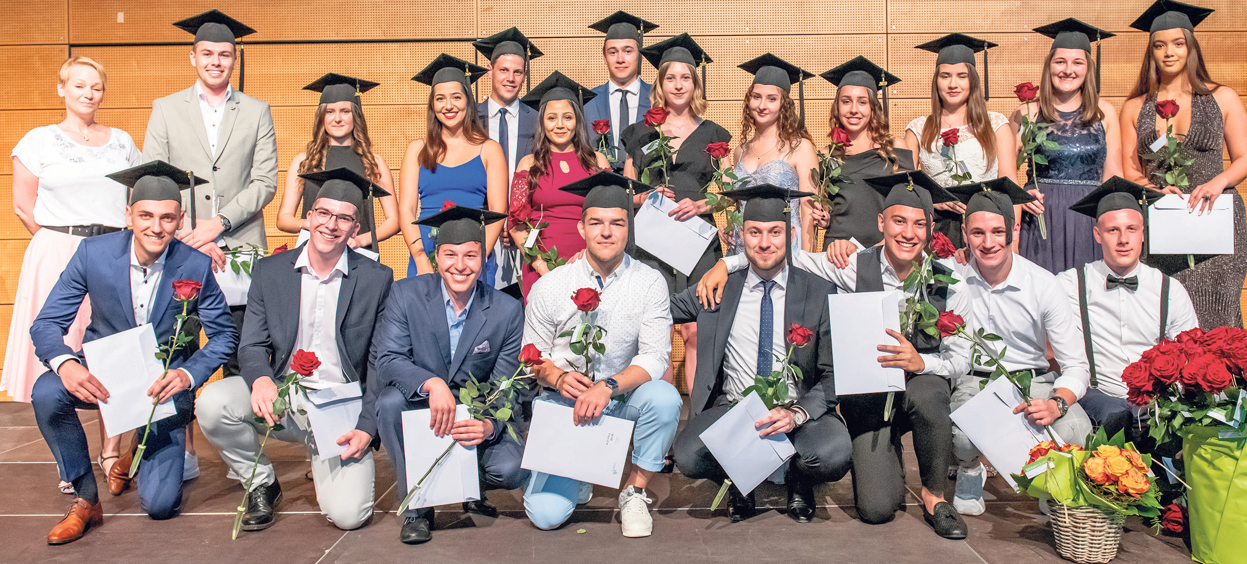 Diplomfeier des z. B. Zentrum Bildung – Wirtschaftsschule KV Baden. Diplomfeier des z. B. Zentrum Bildung – Wirtschaftsschule KV Baden.