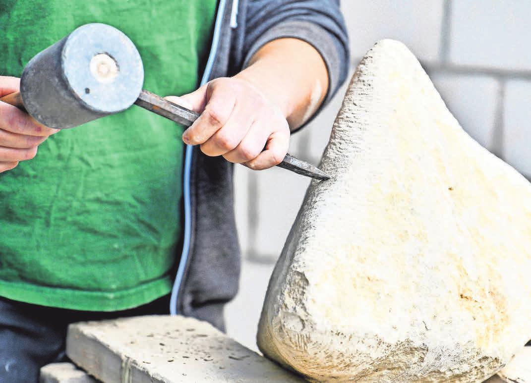 Das Steinmetz-Handwerk hat Tradition. Genutzt werden Werkzeuge wie Knüpfel und Schlageisen. FOTO: KIRSTEN NEUMANN/DPA-TMN Das Steinmetz-Handwerk hat Tradition. Genutzt werden Werkzeuge wie Knüpfel und Schlageisen. FOTO: KIRSTEN NEUMANN/DPA-TMN
