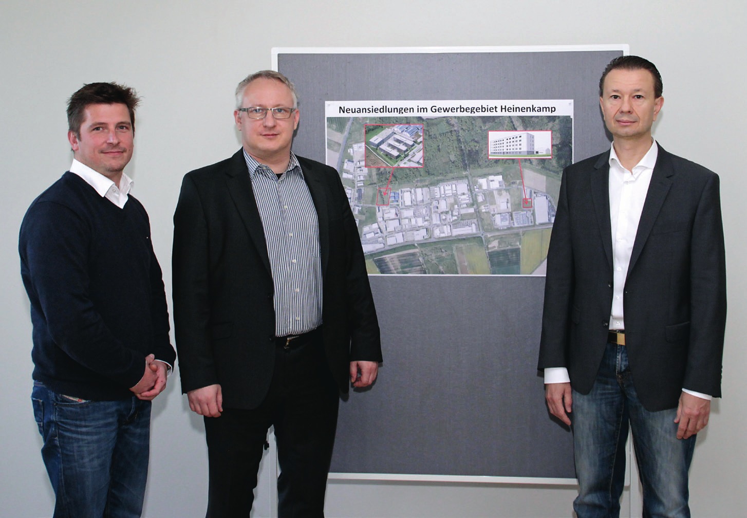 Von links: Simon Diestelmann (Standortleiter in-tech Engineering Campus), René Borowka (Lieferantenansiedlung, Wolfsburg AG), Kai Kronschnabel (Vermieter Engineering-Zentrum für Zulieferunternehmen). Foto: Wolfsburg AG Von links: Simon Diestelmann (Standortleiter in-tech Engineering Campus), René Borowka (Lieferantenansiedlung, Wolfsburg AG), Kai Kronschnabel (Vermieter Engineering-Zentrum für Zulieferunternehmen). Foto: Wolfsburg AG