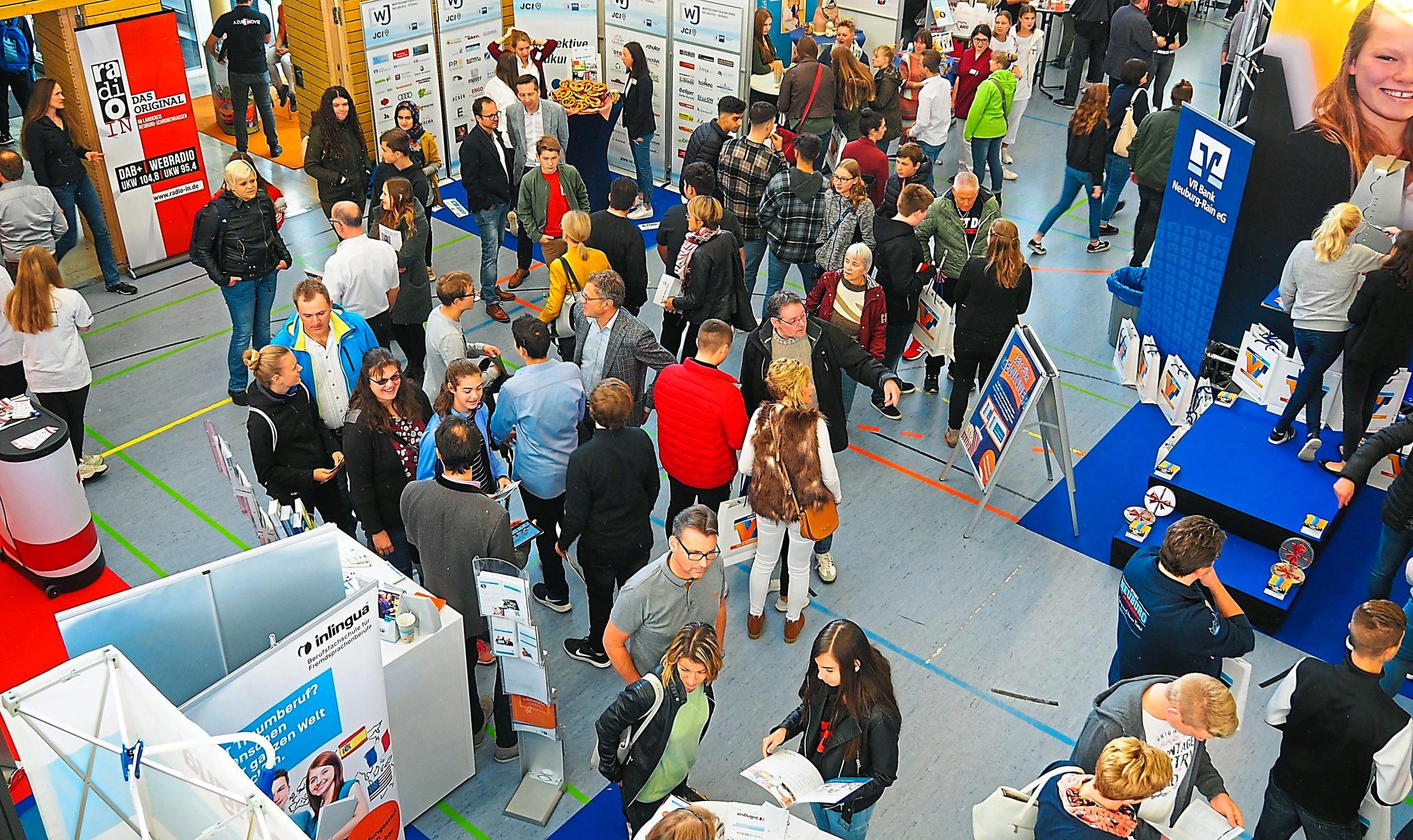 In diesem Jahr gibt es in den Messehallen fest vorgegebene Laufrichtungen, an die sich die Besucherinnen und Besucher halten müssen. Anders als 2019 dürfen keine Begleitpersonen kommen, damit mehr Schülerinnen und Schüler die Möglichkeit haben, die „A-Zu-Bi!“ zu besuchen. Nicht geändert hat sich das Konzept, dass junge Menschen mit Ausbilderinnen und Ausbildern sowie Auszubildenden ins Gespräch kommen sollen. Fotos: Stadtmarketing Neuburg In diesem Jahr gibt es in den Messehallen fest vorgegebene Laufrichtungen, an die sich die Besucherinnen und Besucher halten müssen. Anders als 2019 dürfen keine Begleitpersonen kommen, damit mehr Schülerinnen und Schüler die Möglichkeit haben, die „A-Zu-Bi!“ zu besuchen. Nicht geändert hat sich das Konzept, dass junge Menschen mit Ausbilderinnen und Ausbildern sowie Auszubildenden ins Gespräch kommen sollen. Fotos: Stadtmarketing Neuburg