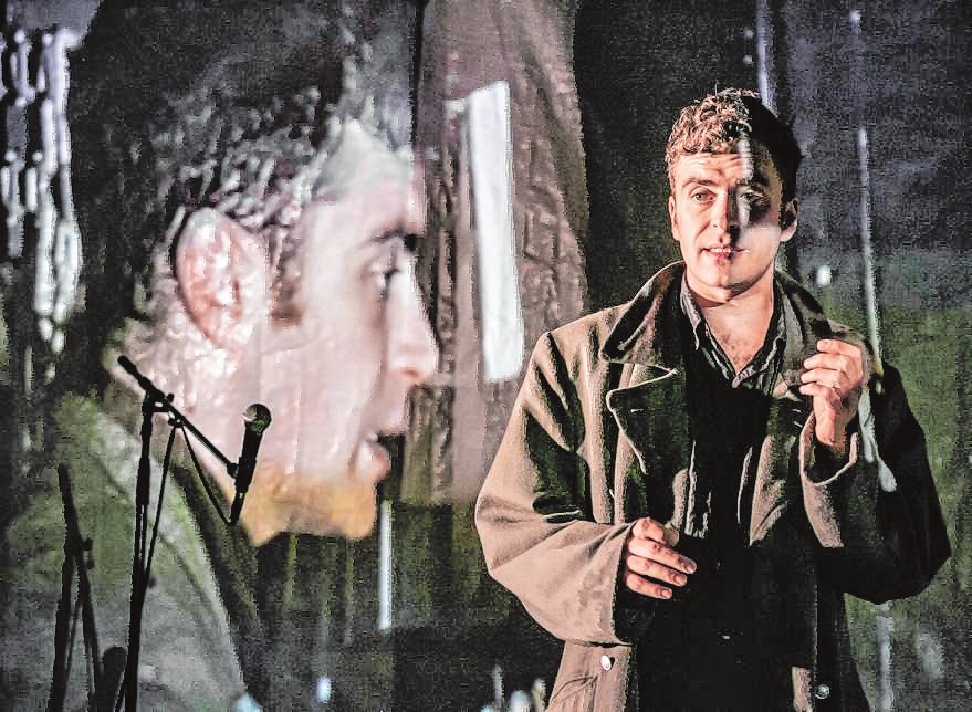 Das Theater Erlangen zeigt im Rahmen der Woche junger Schauspieler Borcherts Heimkehrerdrama „Draußen vor der Tür“. | Bild: Jochen Quast Das Theater Erlangen zeigt im Rahmen der Woche junger Schauspieler Borcherts Heimkehrerdrama „Draußen vor der Tür“. | Bild: Jochen Quast