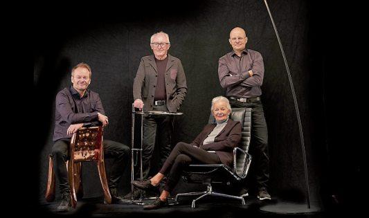 Bild rechts: Ewald und Antje Hecht (Mitte) mit ihren Söhnen Jochen Hecht (links) und Frank Hecht. Bild rechts: Ewald und Antje Hecht (Mitte) mit ihren Söhnen Jochen Hecht (links) und Frank Hecht.