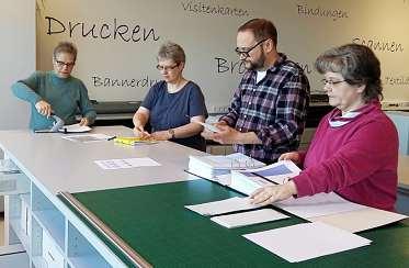 Alltag im Betrieb: Karin Meyer, Petra Wachholz, Marcel Guttzeit und Tanja Schröder (v. l.). FOTO: REPRO- & WERBEZENTRUM Alltag im Betrieb: Karin Meyer, Petra Wachholz, Marcel Guttzeit und Tanja Schröder (v. l.). FOTO: REPRO- & WERBEZENTRUM