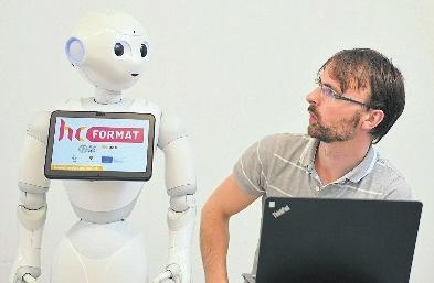 Pepper beim Test im Future Care Lab der Medizinischen Fakultät der Uni Halle. FOTO: MICHAEL WOLF Pepper beim Test im Future Care Lab der Medizinischen Fakultät der Uni Halle. FOTO: MICHAEL WOLF