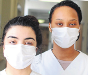 Systemrelevant? Wir sagen rischdisch wischdisch! Erwachsenenkrankenpflege-Ausbildung: annersder in die Zukunft. Sara(17) und Kiana (23)