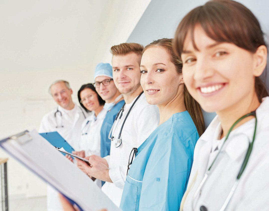 Freude an der Arbeit und am Helfen bringen die Pflegefachkräfte alle mit. Mit der neuen hochschulischen Pflegeausbildung werden zusätzliche Berufs- und Aufstiegsmöglichkeiten eröffnet. Bild: © Robert Kneschke - Fotolia.com Freude an der Arbeit und am Helfen bringen die Pflegefachkräfte alle mit. Mit der neuen hochschulischen Pflegeausbildung werden zusätzliche Berufs- und Aufstiegsmöglichkeiten eröffnet. Bild: © Robert Kneschke - Fotolia.com