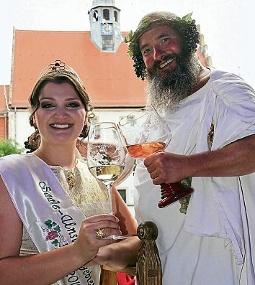 Weinkönigin Annemarie Triebe bei Ihrer Krönung im letzten Jahr mit dem Weingott Bacchus. FOTO: KIRSTEN SEYFARTH Weinkönigin Annemarie Triebe bei Ihrer Krönung im letzten Jahr mit dem Weingott Bacchus. FOTO: KIRSTEN SEYFARTH