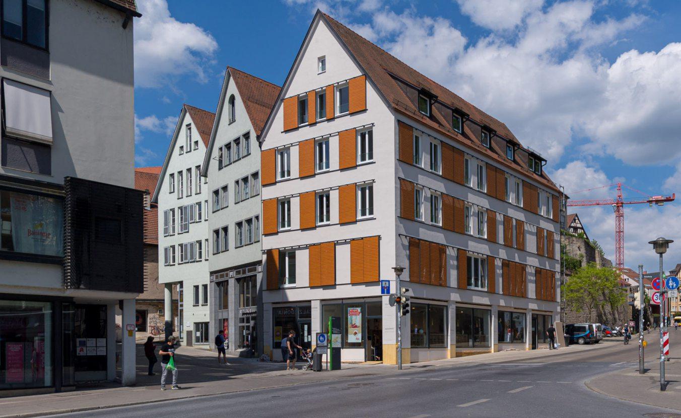 Bilder im Uhrzeigersinn: Die neue Außenfassade der Mühlstraße 1. Der Keller stammt aus dem Jahr 1450. Die beiden Geschäfte im Erdgeschoss haben im Zuge der Sanierung ebenfalls ein „neues Interieur“ bekommen. Bilder: meleo Tübingen
