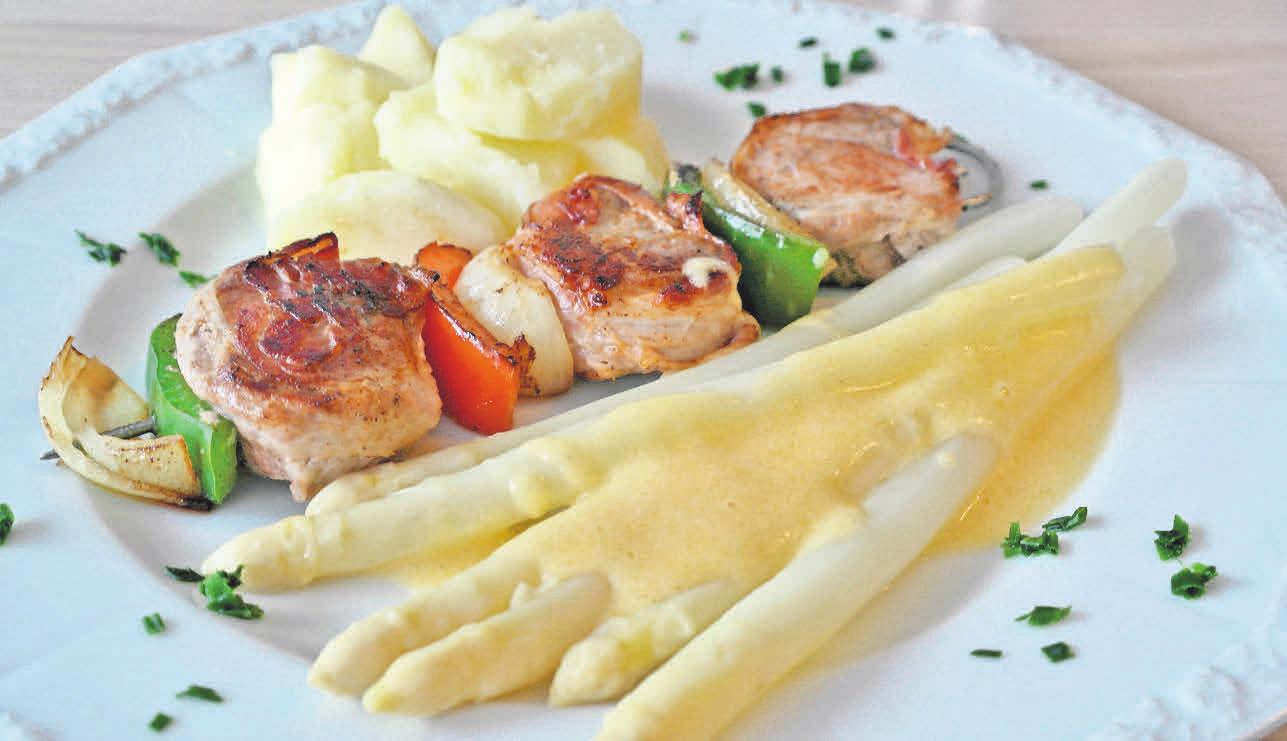 Den Spargel muss man nicht selber zubereiten, sondern kann sich wieder von den einfallsreichen Profiköchen kulinarisch ver- wöhnen lassen. Eine Reservierung ist empfehlenswert. Den Spargel muss man nicht selber zubereiten, sondern kann sich wieder von den einfallsreichen Profiköchen kulinarisch ver- wöhnen lassen. Eine Reservierung ist empfehlenswert.