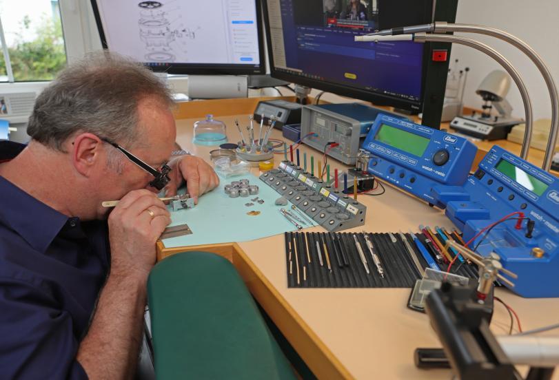 Mit Lupe oder Mikroskop werden mechanische Uhren gewartet und repariert. Fotos: Elmar Ferger