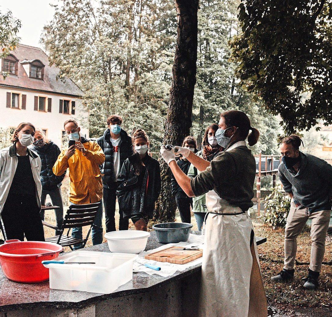 Zu dem Projektwochenende „Fisch für die Zukunft“ gehörte auch eine Demonstration im Filetieren. Foto: Carina Adam/Slow Food Zu dem Projektwochenende „Fisch für die Zukunft“ gehörte auch eine Demonstration im Filetieren. Foto: Carina Adam/Slow Food