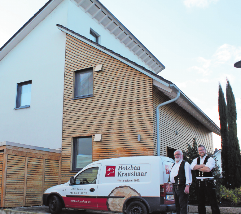 Ein Beispiel für die Vielseitigkeit des Betriebs: Das Architektenhaus in Holzständerbauweise mit einer Fassade, die teils aus Holz besteht (davor Bernhard (l.) und Bernd Kraushaar). FOTO: MÖBUS Ein Beispiel für die Vielseitigkeit des Betriebs: Das Architektenhaus in Holzständerbauweise mit einer Fassade, die teils aus Holz besteht (davor Bernhard (l.) und Bernd Kraushaar). FOTO: MÖBUS