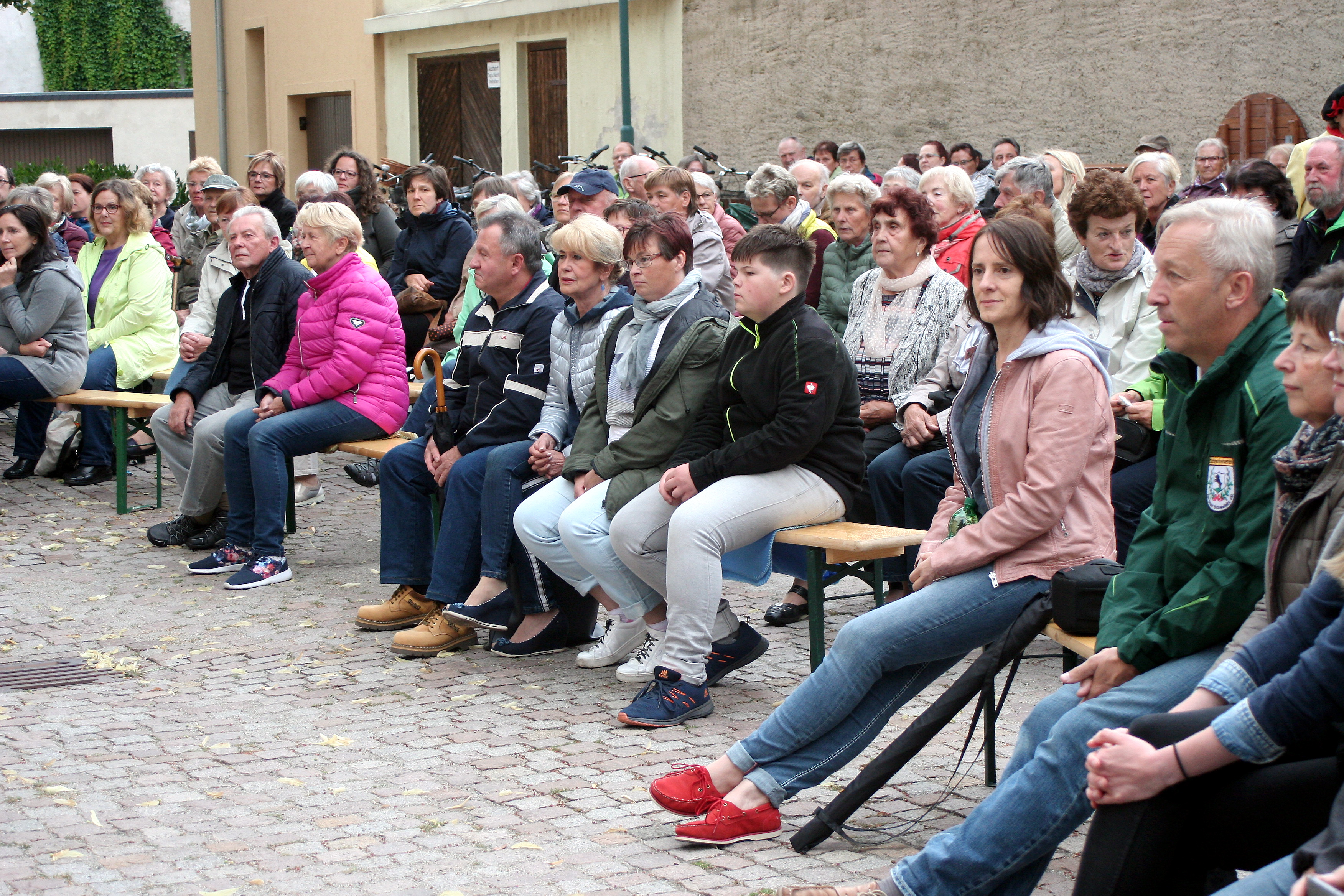 Das Publikum auf dem Kirchplatz wurde toll unterhalten. FOTO: D. MAYER Das Publikum auf dem Kirchplatz wurde toll unterhalten. FOTO: D. MAYER