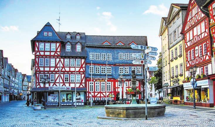 Die romantische Altstadt ist das ganze Jahr über ein absoluter Publikumsmagnet und wird von den Menschen sehr geschätzt. Die romantische Altstadt ist das ganze Jahr über ein absoluter Publikumsmagnet und wird von den Menschen sehr geschätzt.
