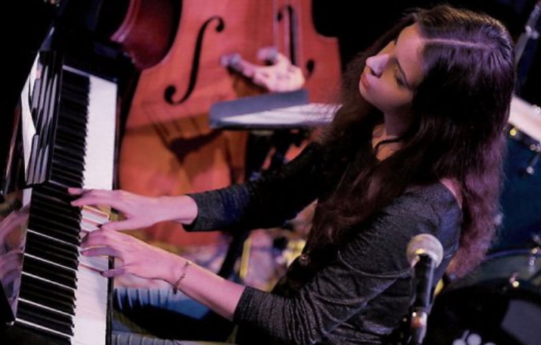 Clara Vetter Trio: Gemeinsam mit Jakob Obleser am Bass und Schlagzeuger Lucas Klein widmet sich Clara Vetter einem ständigem musikalischem Forschen. Clara Vetter Trio: Gemeinsam mit Jakob Obleser am Bass und Schlagzeuger Lucas Klein widmet sich Clara Vetter einem ständigem musikalischem Forschen.