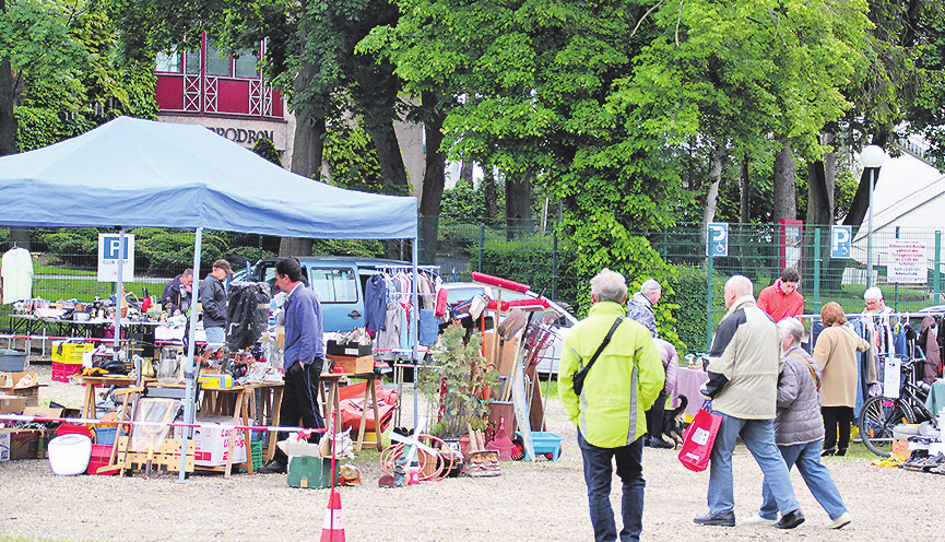 Bummeln zwischen den Verkaufsständen Foto: srs Bummeln zwischen den Verkaufsständen Foto: srs