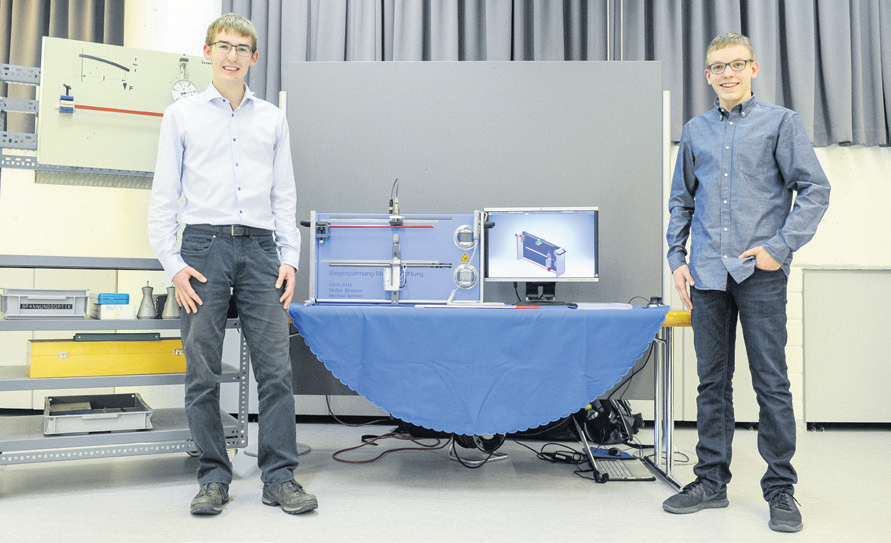 Stefan Strasser (links) und Michael Schmid vor ihrer Biegespannungsmessvorrichtung. Foto: zvg Stefan Strasser (links) und Michael Schmid vor ihrer Biegespannungsmessvorrichtung. Foto: zvg