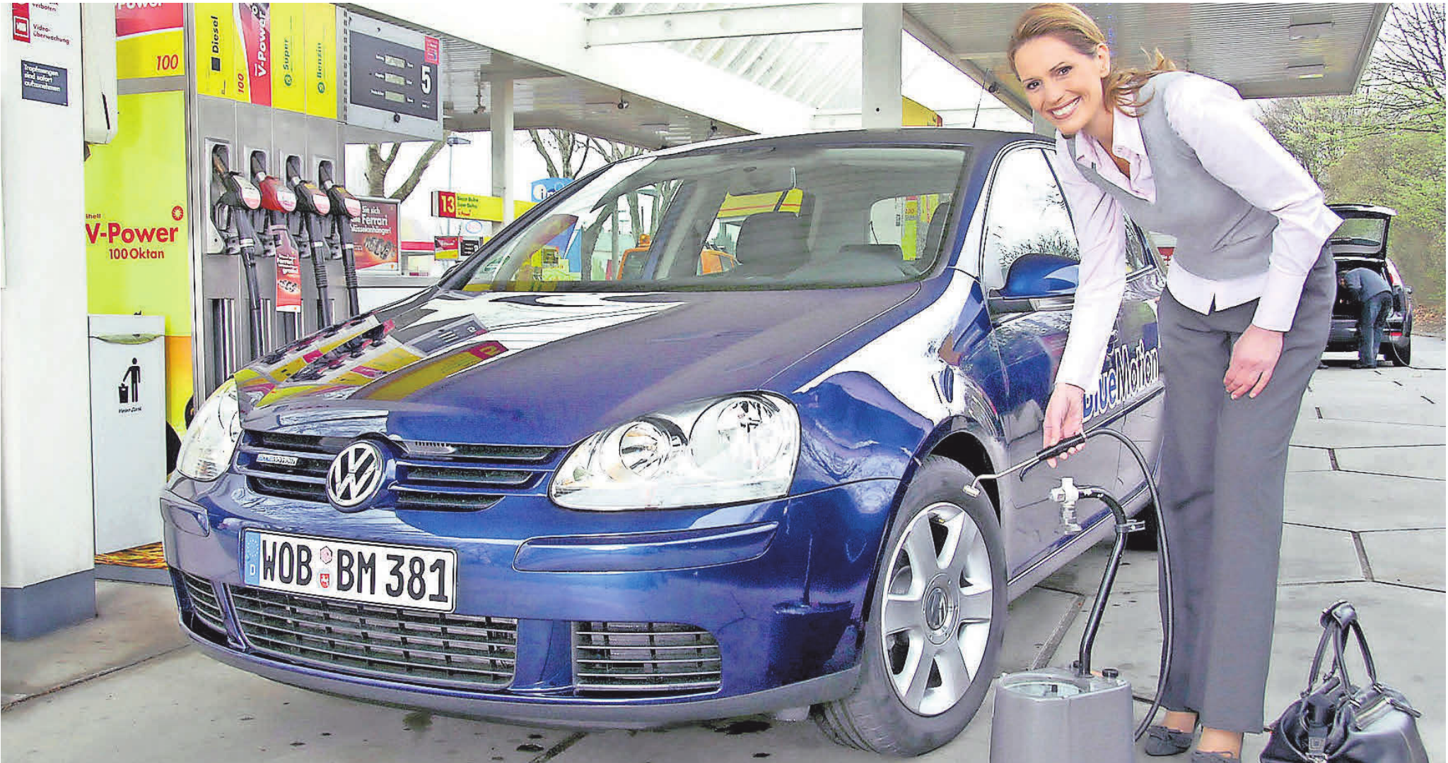 Der richtige Luftdruck der Autoreifen hilft beim Spritsparen, daher sollte er regelmäßig kontrolliert werden. Foto: VW/hp Der richtige Luftdruck der Autoreifen hilft beim Spritsparen, daher sollte er regelmäßig kontrolliert werden. Foto: VW/hp