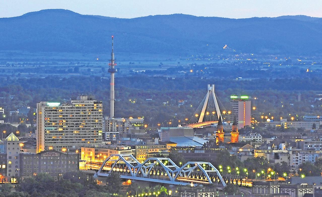 Hat seinen Zauber: Ludwigshafen – das Foto entstand 2014 – bietet attraktive Standortfaktoren, die die Tischrunde ins rechte Licht rücken will. ARCHIVOTO: KUNZ Hat seinen Zauber: Ludwigshafen – das Foto entstand 2014 – bietet attraktive Standortfaktoren, die die Tischrunde ins rechte Licht rücken will. ARCHIVOTO: KUNZ