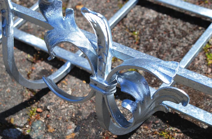 Das ist gute alte schmiedeeiserne Handwerkskunst: Seit Jahrhunderten stellen Metallbauer kunstvolle Arbeiten, zum Beispiel dieses schöne Zaun-Detail, her