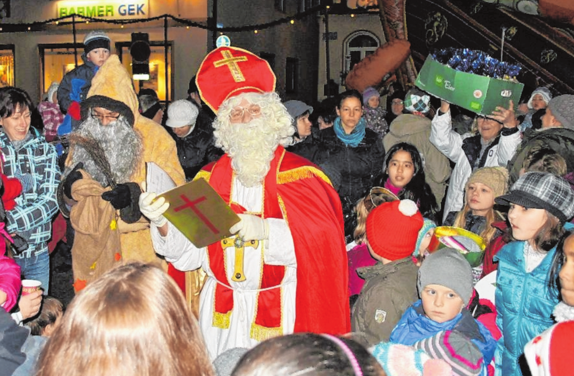 Täglich öffnet der Weihnachtsmann der Bad Königshöfer Werbegemeinschaft am Adventshaus ein Fenster. Am 6. Dezember ist der Stadtnikolaus an der Reihe. Täglich öffnet der Weihnachtsmann der Bad Königshöfer Werbegemeinschaft am Adventshaus ein Fenster. Am 6. Dezember ist der Stadtnikolaus an der Reihe.