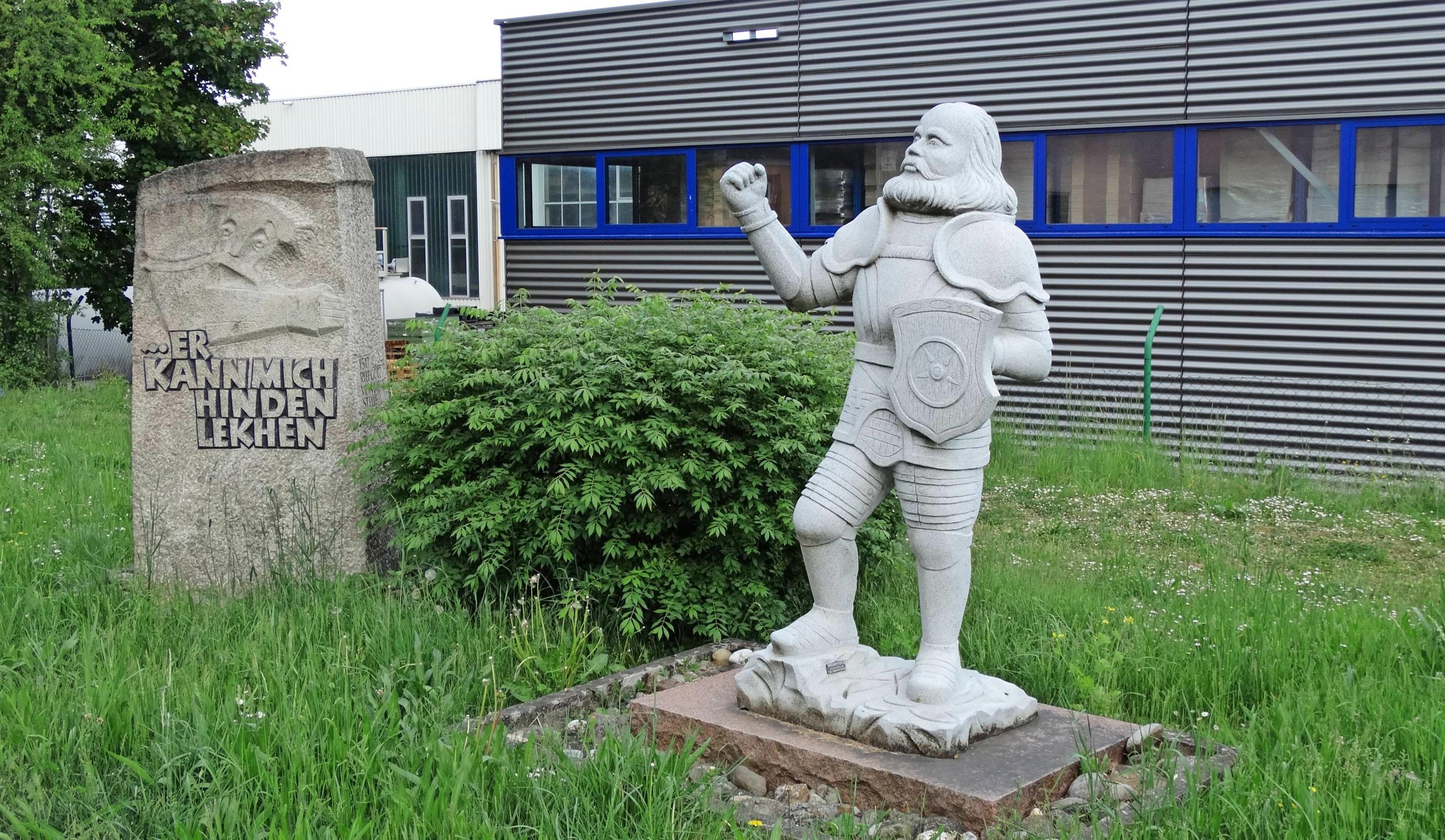Dem Ritter mit der eisernen Hand sind in Krautheim eine Statue und ein Gedenkstein gewidmet. Den Stein ziert die Inschrift „Er kann mich hinden lekhen“, woraus Goethe das bekannte „ (...), er kann mich im Arsche lecken“ machte. Fotos: Ute Böttinger Dem Ritter mit der eisernen Hand sind in Krautheim eine Statue und ein Gedenkstein gewidmet. Den Stein ziert die Inschrift „Er kann mich hinden lekhen“, woraus Goethe das bekannte „ (...), er kann mich im Arsche lecken“ machte. Fotos: Ute Böttinger