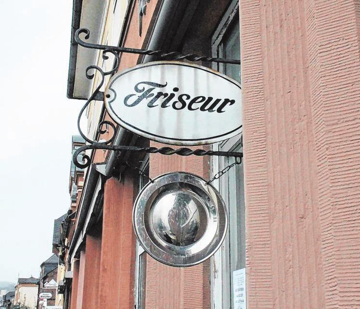 Das Nostalgieschild bleibt. Innen allerdings kennt man den Frisör-Salon an der Bahnhofstraße in Bad Laasphe nicht mehr wieder. Das Nostalgieschild bleibt. Innen allerdings kennt man den Frisör-Salon an der Bahnhofstraße in Bad Laasphe nicht mehr wieder.