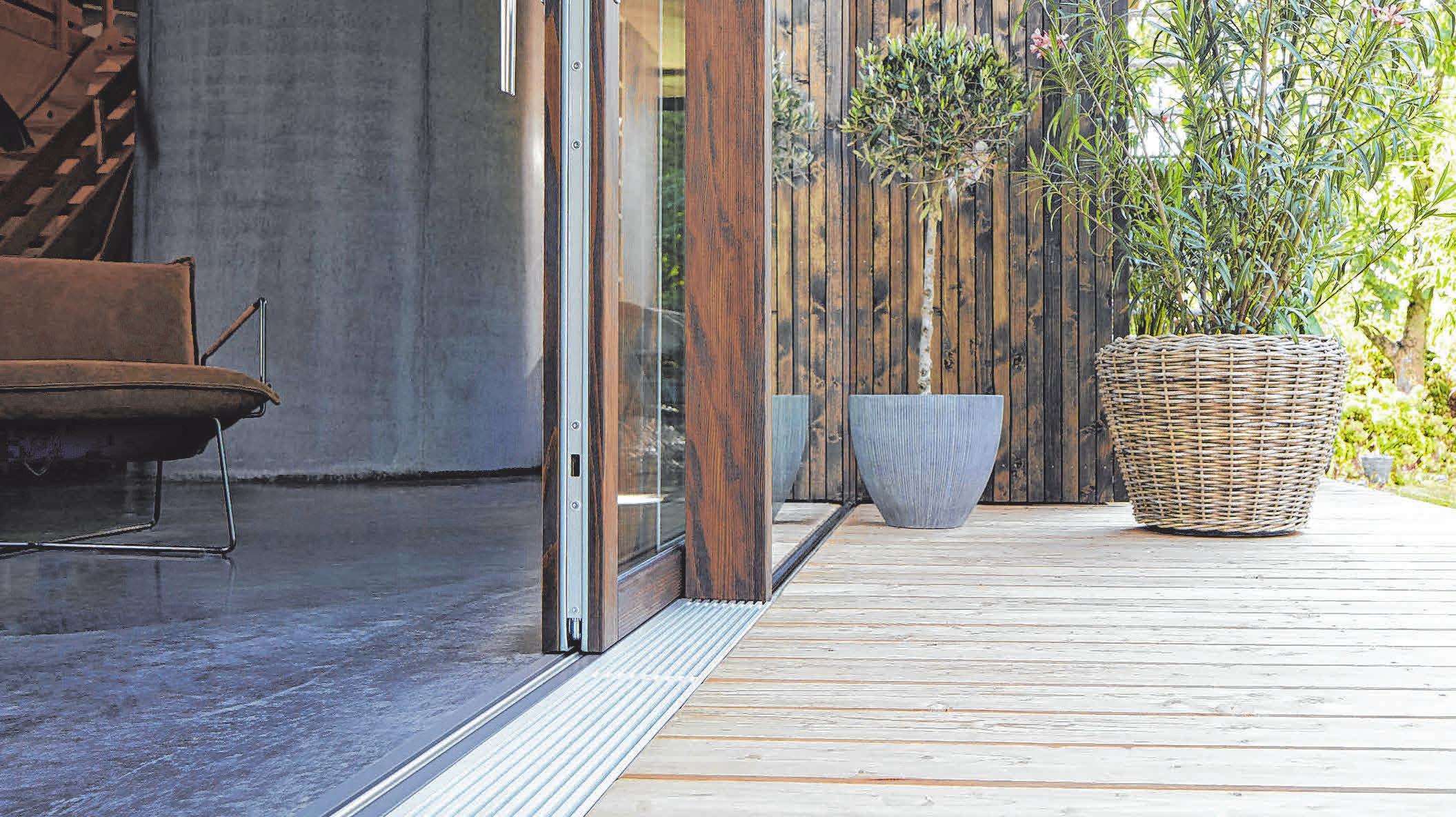 Barrierefreiheit dank der Null-Barriere-Schwelle mit perfektem Bauanschluss. FOTOS: SIEGENIA-AUBI Barrierefreiheit dank der Null-Barriere-Schwelle mit perfektem Bauanschluss. FOTOS: SIEGENIA-AUBI