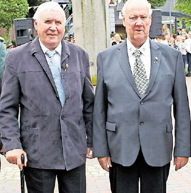 Treue Schützen: Auf dem letzten Schützenfest im Jahr 2019 wurden Paul Stevens (links) und Willi Suhle für 60-jährige Mitgliedschaft ausgezeichnet.