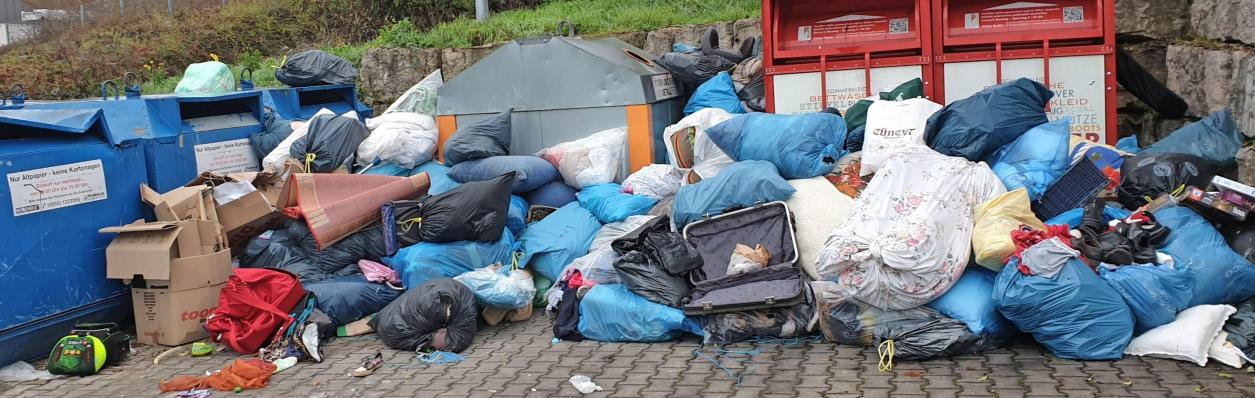 Erneut wurde am Container-Platz Silcherstraße in Obereisesheim von Unbekannten wilder Müll abgelagert. Die Beseitigung der Schweinerei kostet die Verwaltung viel Geld. Foto: Andreas Gastgeb Erneut wurde am Container-Platz Silcherstraße in Obereisesheim von Unbekannten wilder Müll abgelagert. Die Beseitigung der Schweinerei kostet die Verwaltung viel Geld. Foto: Andreas Gastgeb