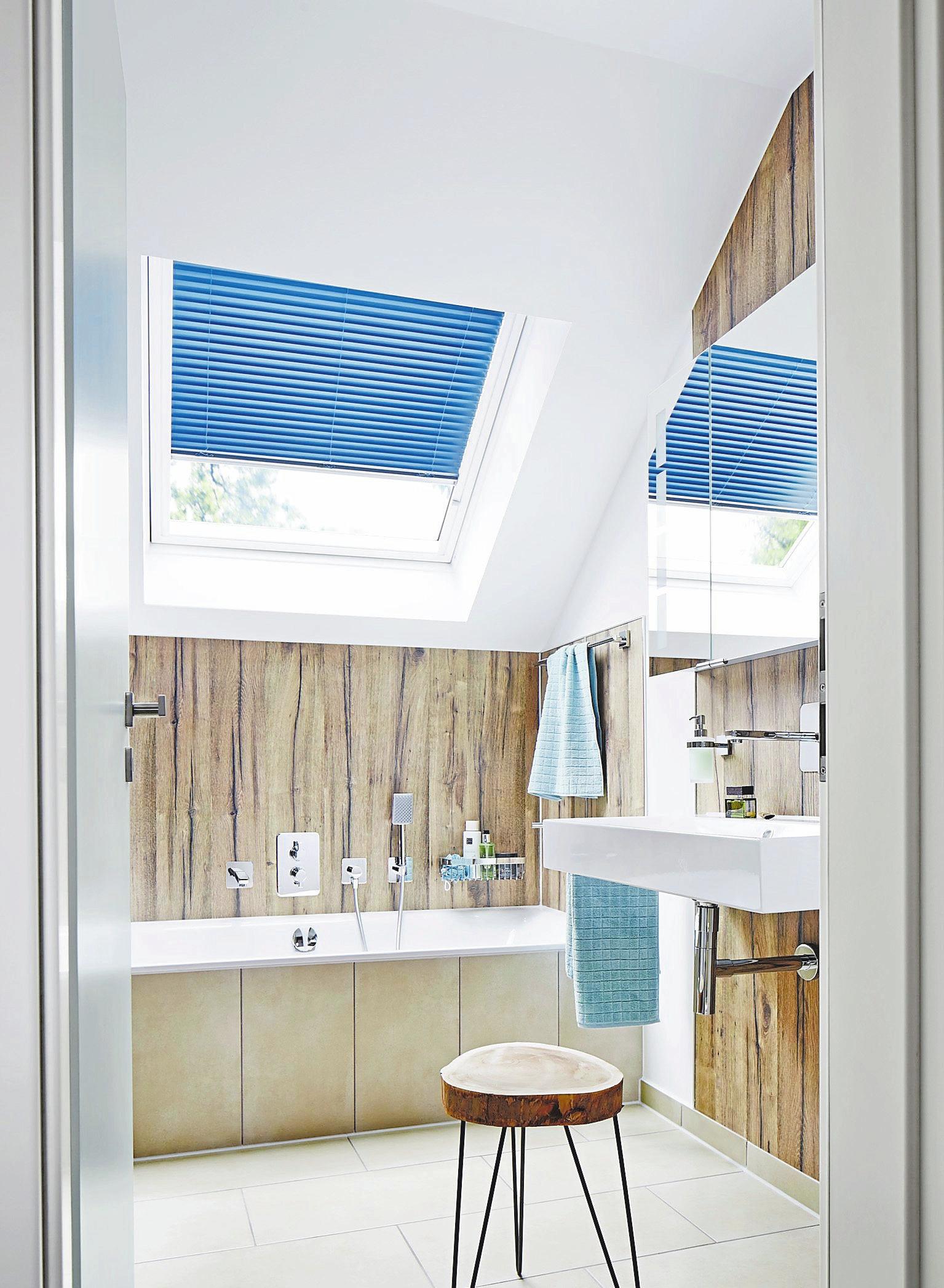 Natürlich sollte auch das Badezimmer unter dem Dach über ein Fenster verfügen. Foto: Velux Natürlich sollte auch das Badezimmer unter dem Dach über ein Fenster verfügen. Foto: Velux