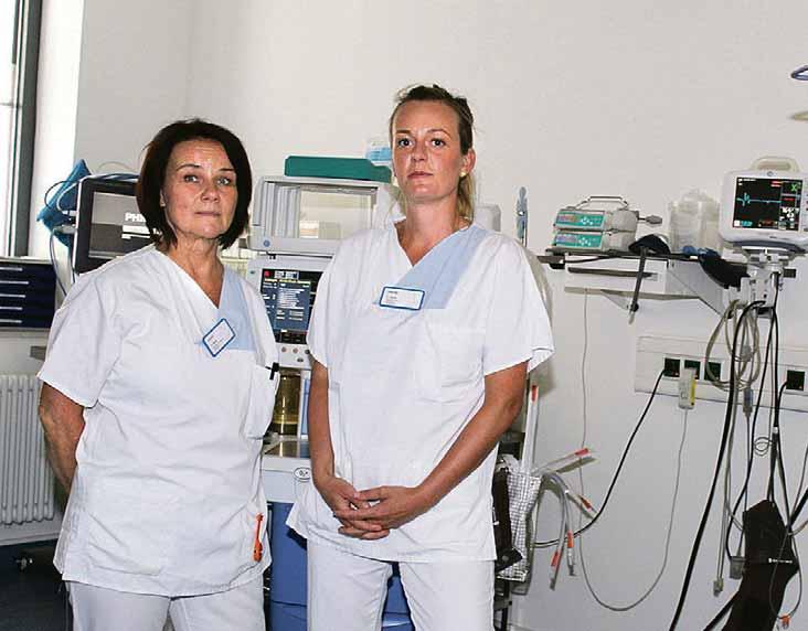 Schwester Patricia (l.) und Schwester Sabine im Schockraum der Notaufnahme. Hier kann es im Notfall schnell hektisch werden, da muss jeder Handgriff sitzen. Fotos: Carina Bosse Schwester Patricia (l.) und Schwester Sabine im Schockraum der Notaufnahme. Hier kann es im Notfall schnell hektisch werden, da muss jeder Handgriff sitzen. Fotos: Carina Bosse