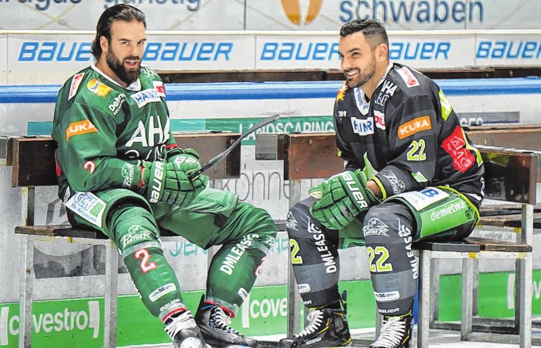 Ruhe vor dem internationalen Sturm: Augsburgs „Stadtmauer“ – Brady Lamb und Scott Valentine – wartet aufs Fotoshooting und die CHL-Spiele. Foto: George Stadler Ruhe vor dem internationalen Sturm: Augsburgs „Stadtmauer“ – Brady Lamb und Scott Valentine – wartet aufs Fotoshooting und die CHL-Spiele. Foto: George Stadler