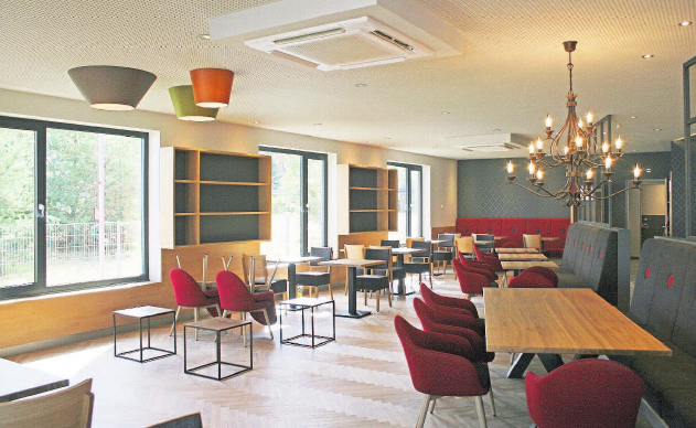 Gemütlich und stilvoll: Das neue Café spricht jede Altersgruppe an. Fotos: Meike Haak Gemütlich und stilvoll: Das neue Café spricht jede Altersgruppe an. Fotos: Meike Haak