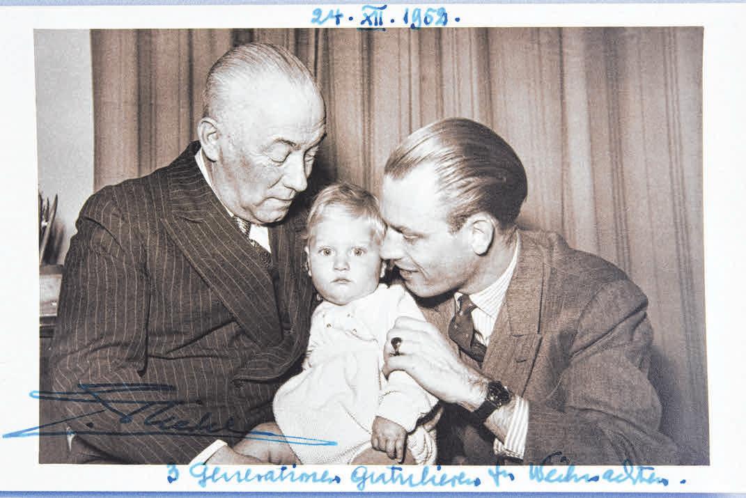 „Weihnachtsgruß aus dem Jahr 1952“: Auf dem Familienfoto ist links Fürst Friedrich und rechts Erbprinz Friedrich Wilhelm zu sehen. Der Filius in der Mitte ist der jetzige Fürst als Kleinkind.<br>