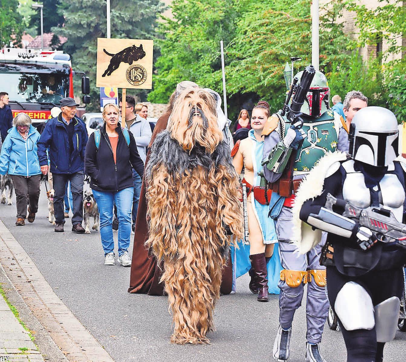 Mit dem großen Festumzug startet der Stadtteil in ein turbulentes Wochenende. Fotos (3): Stephan Kellner Mit dem großen Festumzug startet der Stadtteil in ein turbulentes Wochenende. Fotos (3): Stephan Kellner