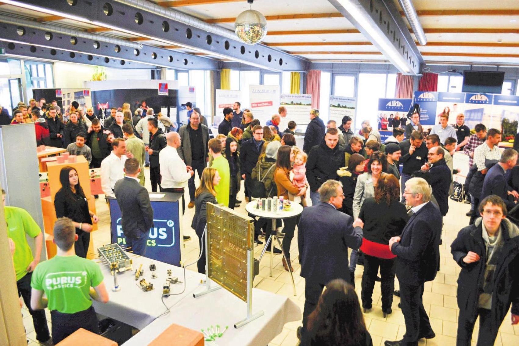 Ab der Eröffnung um 9.30 Uhr ist die Pausenhalle sehr gut besucht. Ab der Eröffnung um 9.30 Uhr ist die Pausenhalle sehr gut besucht.